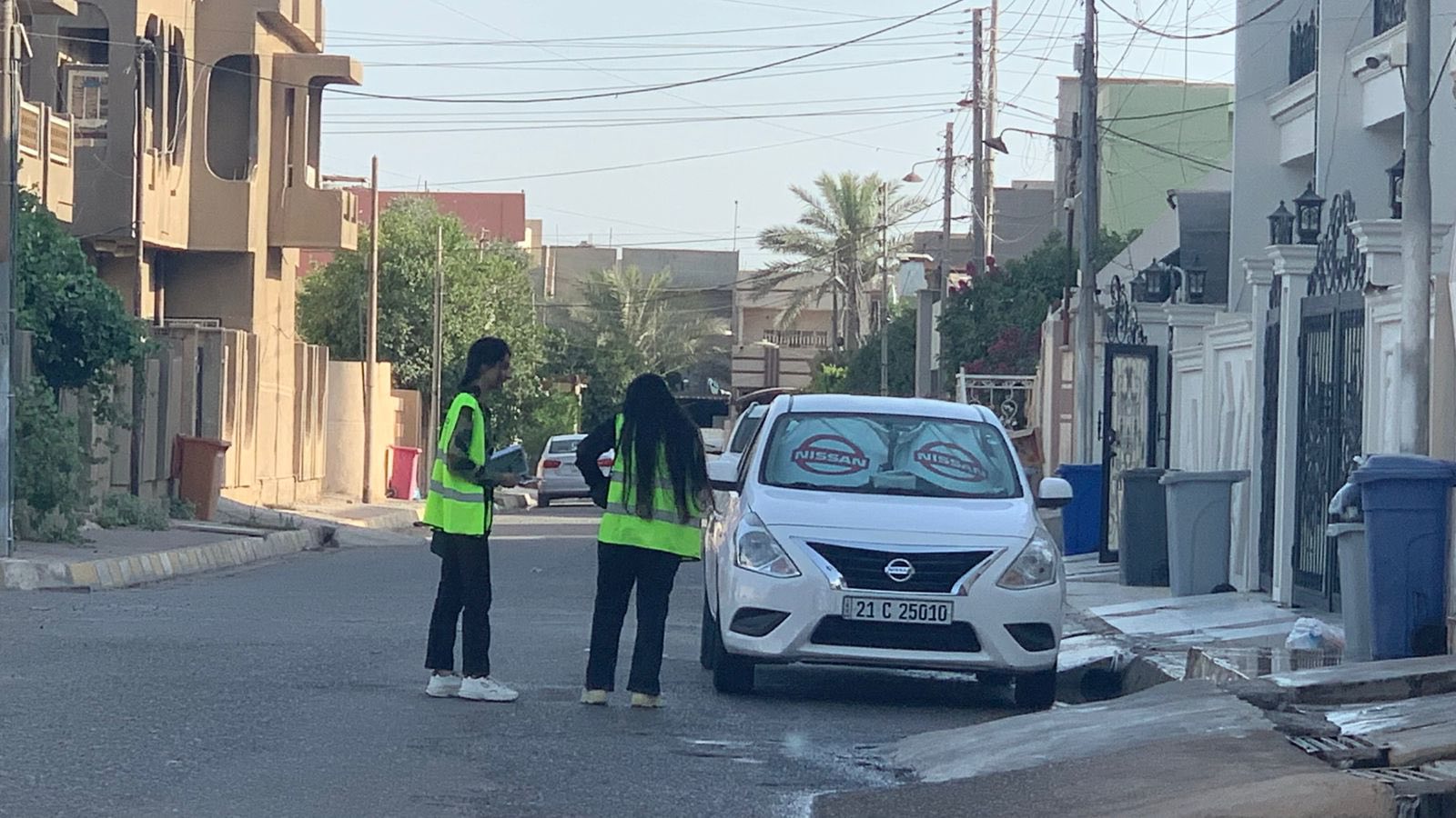 وتستمر جهود توعية المواطنين في الاحياء السكنية بأهمية التنظيف والتعاون مع الكوادر الخدمية في كركوك .