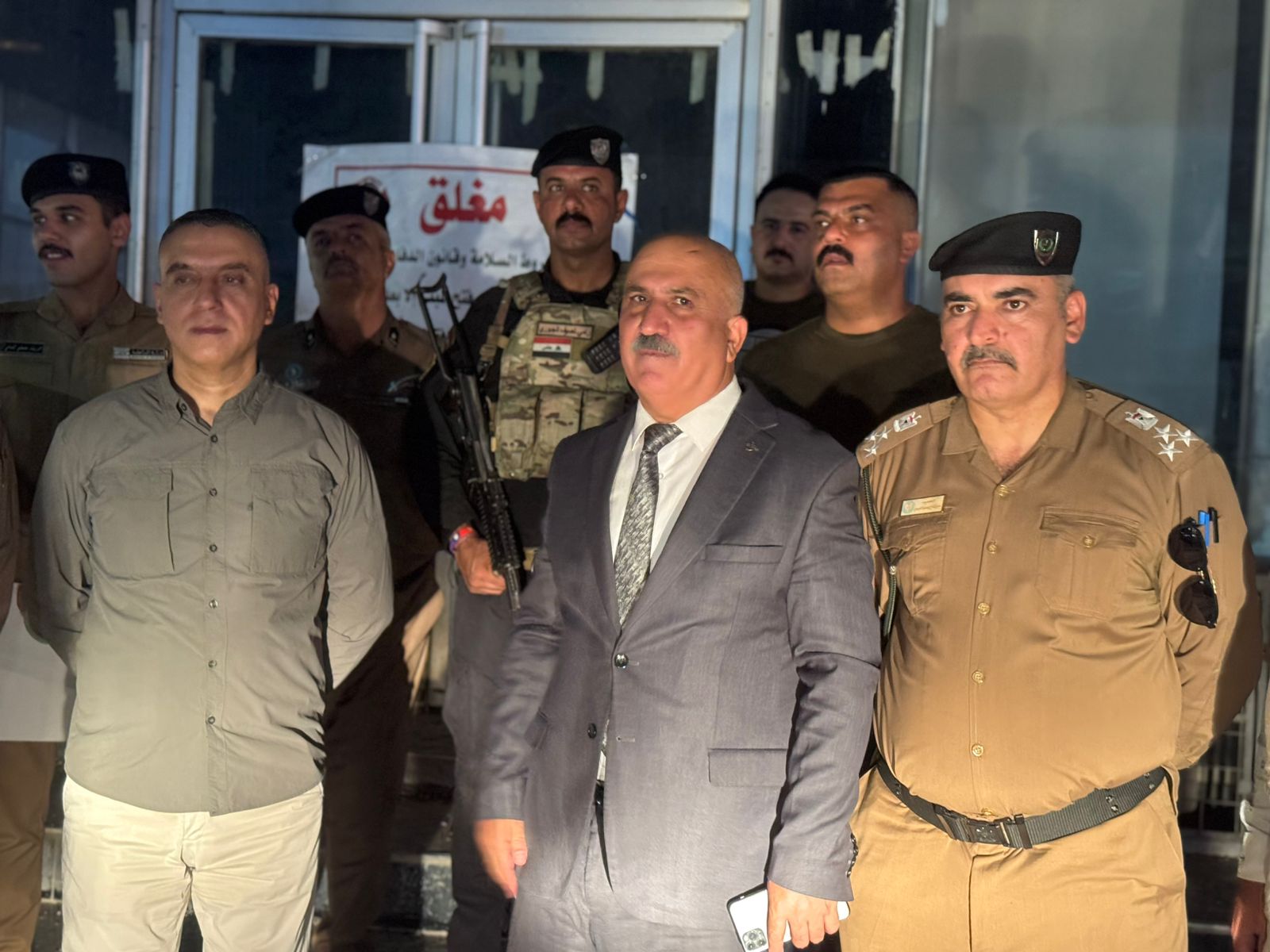 لجنة مشتركة مشكلة من قيادة شرطة كركوك والدفاع المدني والقائممقامية والبلدية مستمره في محاسبة المحلات المولات والكافتريات والمطاعم والمعامل والشركات التي لا توجد فيها شروط السلامة للدفاع المدني تم غلق عدد من المخالفين