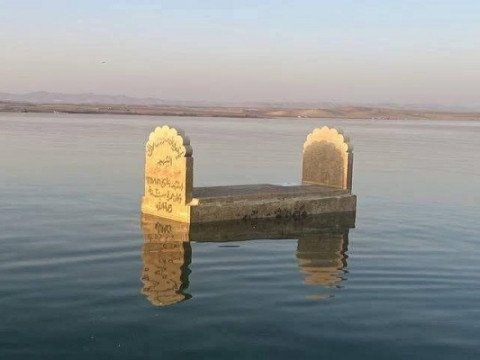 كشف انخفاض منسوب المياه في بحيرة سد الموصل عن مقبرة تعود لأحد سكان المنطقة، ويعود تاريخ الوفاة إلى عام 1961، وقال المهندس في سد الموصل عبدالله خليل أن" الجفاف الحاد الذي تمر به المنطقة تسبب في انحسار المياه بشكل غير مسبوق، مما سمح بظهور معالم من قرى قديمة كانت قد غمرتها البحيرة منذ عقود". مضيفاً "يعتقد أن الموقع جزء من قرية مغمورة اختفت بعد إنشاء السد في السبعينات". وتوقع خليل أن" تستمر هذه الظاهرة خلال الأشهر المقبلة، مع إمكانية ظهور مواقع أثرية أو سكنية أخرى، ما يفتح بابا جديدا لدراسة التاريخ الغارق تحت مياه السد".
