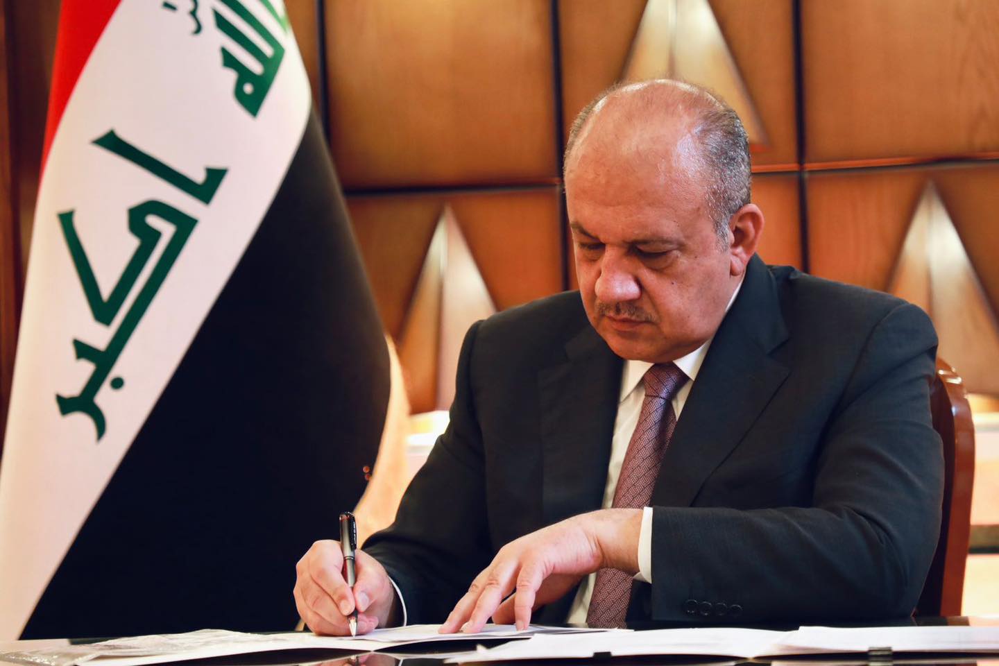 وزير الدفاع ثابت محمد سعيد العباسي اليوم أنصفنا شريحة من أبناء وزارة الدفاع، من خلال توقيعنا الأوامر الخاصة بالموظفين المدنيين الذين تم تحويلهم من الصفة العسكرية الى الصفة المدنية