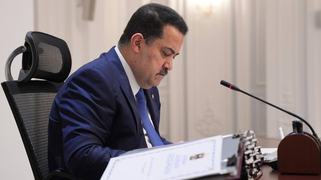 🔻المكتب الإعلامي لرئيس مجلس الوزراء: ▪️انسجامًا مع توجهات الحكومة الرامية إلى تعزيز مكانة العراق المالية والاقتصادية على المستوى الدولي، وجّه رئيس مجلس الوزراء محمد شياع السوداني بتشكيل فريق وطني مشترك، برئاسة محافظ البنك المركزي العراقي، وعضوية ممثلين عن وزارات؛ (المالية، والنفط، والتخطيط) ومؤسسات اقتصادية ومالية مختصة، إلى جانب مكتب رئيس الوزراء وهيأة الأوراق المالية، وممثلين عن القطاع المصرفي العراقي ▪️سيعمل هذا الفريق الوطني على إعداد استراتيجية متكاملة تتضمن أهدافًا واضحة وقابلة للقياس، مع رفع تقارير دورية إلى الجهات المختصة، والتنسيق المباشر مع وكالات التصنيف الائتماني العالمية الكبرى، وبالأخص (Fitch, S&P, Moody’s) بهدف تحسين التصنيف الائتماني السيادي للعراق، كما سيولي الفريق اهتمامًا خاصًا بتعزيز أدوات الحوكمة، وإدارة المخاطر المالية، وتطوير بيئة الأعمال بما ينسجم مع خطط الإصلاح الاقتصادي التي تتبناها الحكومة ▪️يأتي هذا التوجيه في إطار رؤية الحكومة لاعتماد استراتيجية وطنية شاملة تهدف إلى تحسين التصنيف الإئتماني السيادي للعراق، بما يسهم في تعزيز الثقة الدولية بالاقتصاد الوطني، وفتح آفاق أوسع أمام الاستثمارات الأجنبية المباشرة وغير المباشرة ▪️تؤكد الحكومة أن هذه الخطوة تمثل التزامًا واضحًا بمنهجها الإصلاحي وحرصها على تحقيق الاستقرار الاقتصادي، ودعم استقرار النظام المالي، وتوفير بيئة استثمارية جاذبة تسهم في تنويع مصادر الدخل وتقليل الاعتماد على النفط كمورد رئيس وحيد