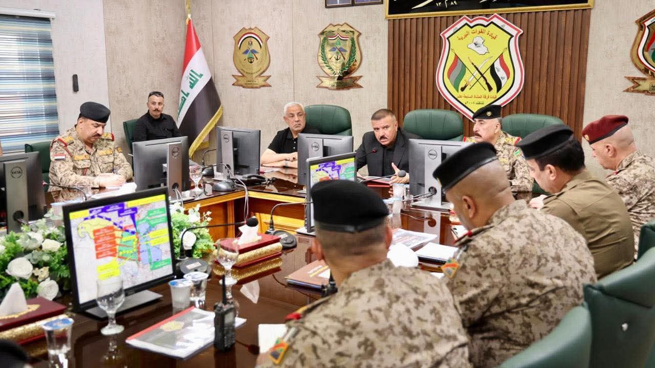 وزير الداخلية يستطلع محور كربلاء - بغداد لمتابعة سير زائري الأربعين ويعقد اجتماعاً في مقر الفرقة 17 ويزور عدداً من المواكب الحسينية