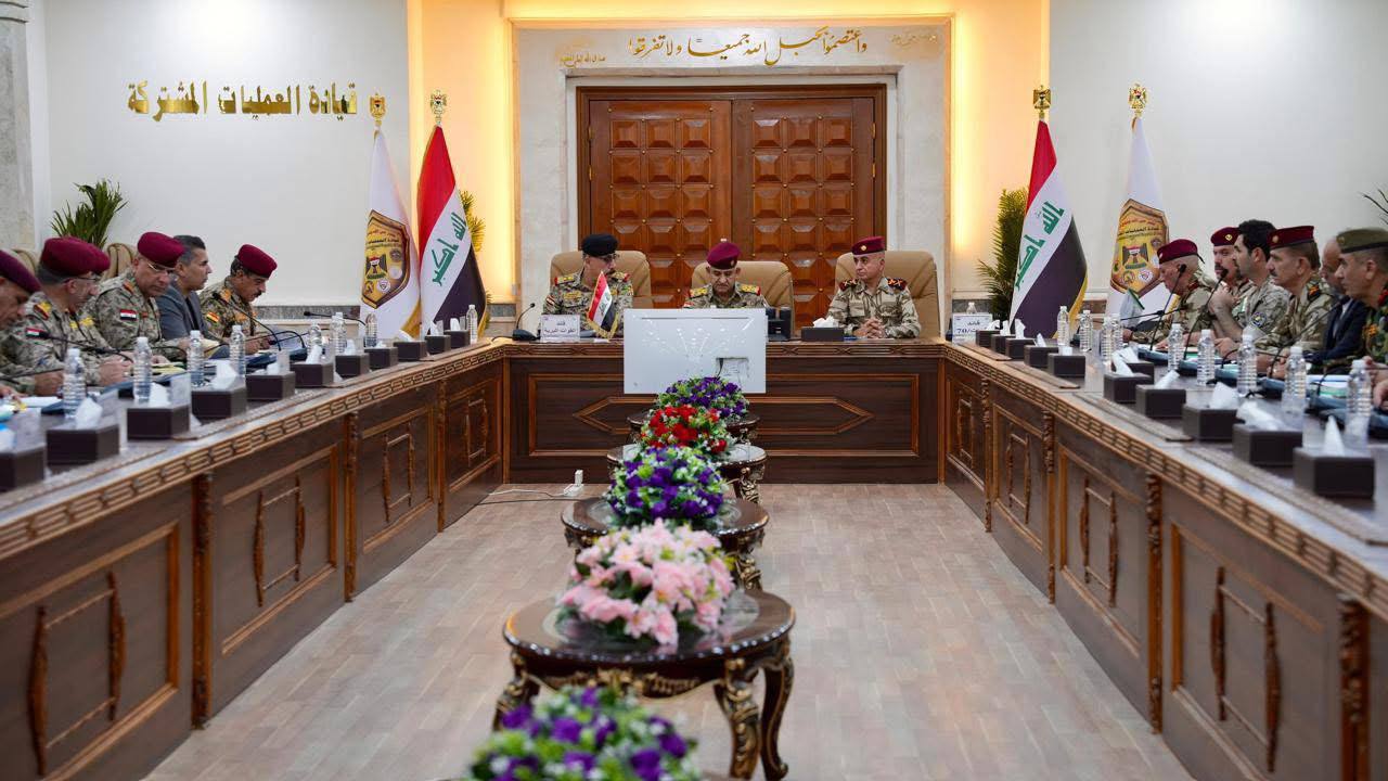 في مقر قيادة العمليات نائب قائد العمليات المشتركة يعقد اجتماعًا تداوليًا مع قيادة قوات البيشمركة في السليمانية لتعزيز التنسيق الأمني المشترك