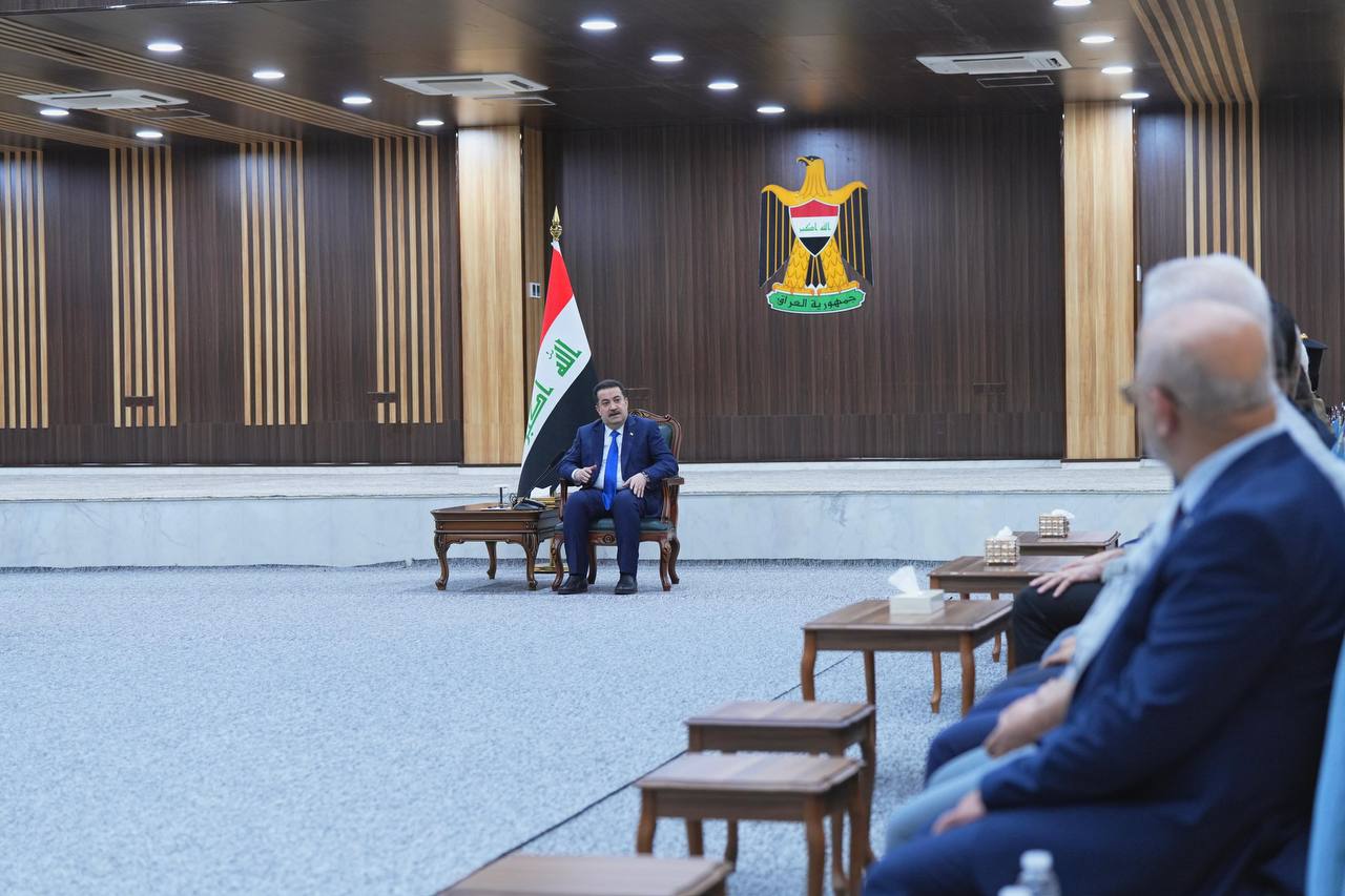 رئيس مجلس الوزراء السيد محمد شياع السوداني يستقبل في ديوان محافظة نينوى مجموعة من وجهاء محافظة نينوى والأسر والبيوتات الموصلية
