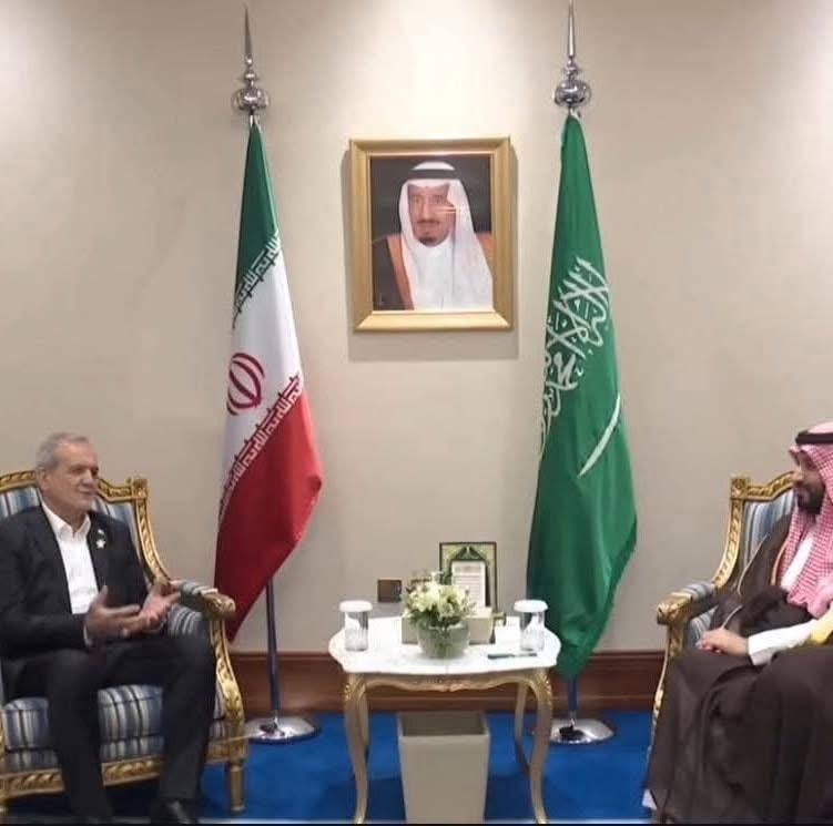 الرئيس الإيراني يلتقي ولي العهد السعودي محمد بن سلمان في قمة قطر.