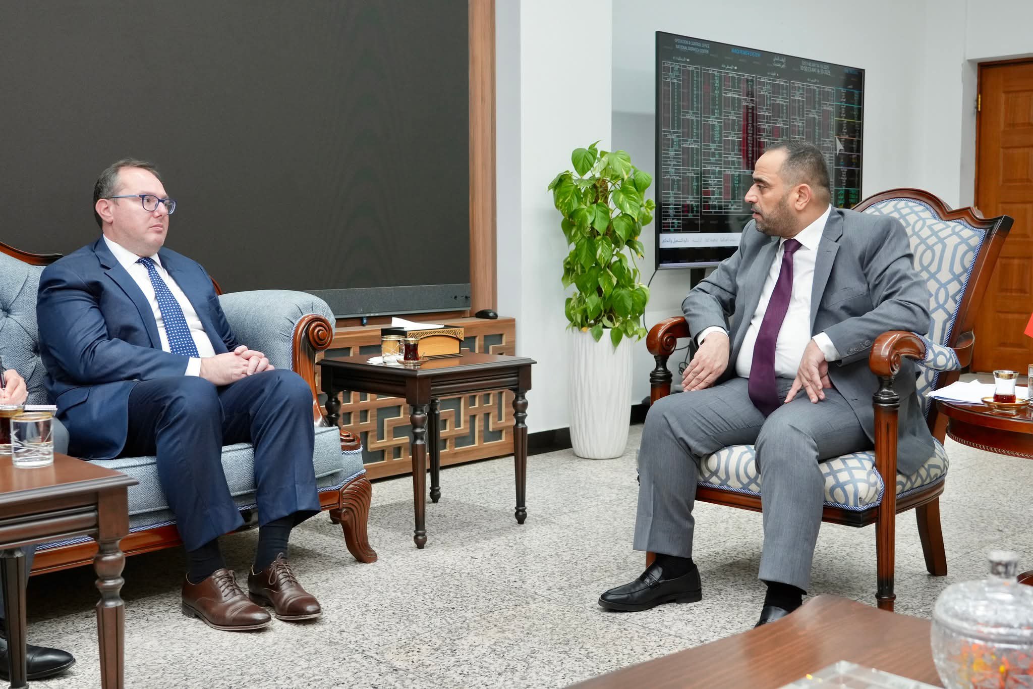وزير الكهرباء والقائم بالأعمال الأمريكي يبحثان تعزيز الشراكة الاستراتيجية لتطوير قطاع الطاقة العراقي