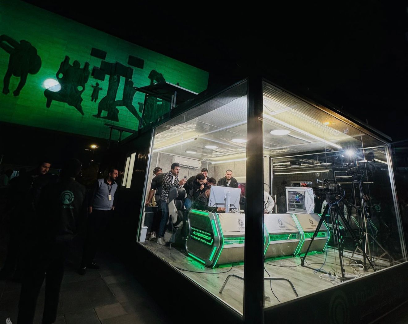 الغرفة الزجاجية… بين الحاجة الإنسانية واستعراض المشاهير الحقوقية انوار داود الخفاجي