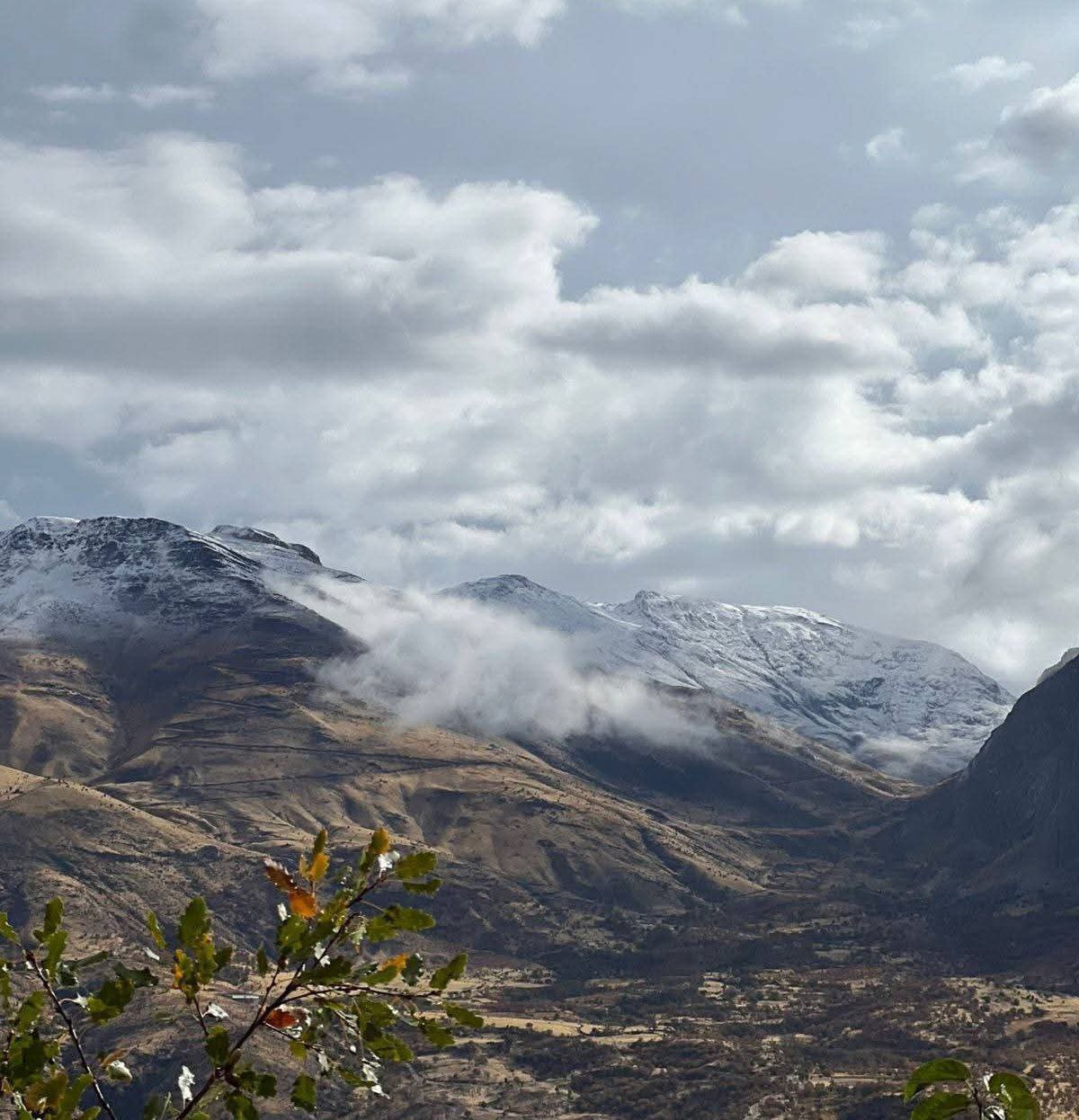 أول تساقط للثلوج يزين قمة جبل حصار سكران في أربيل