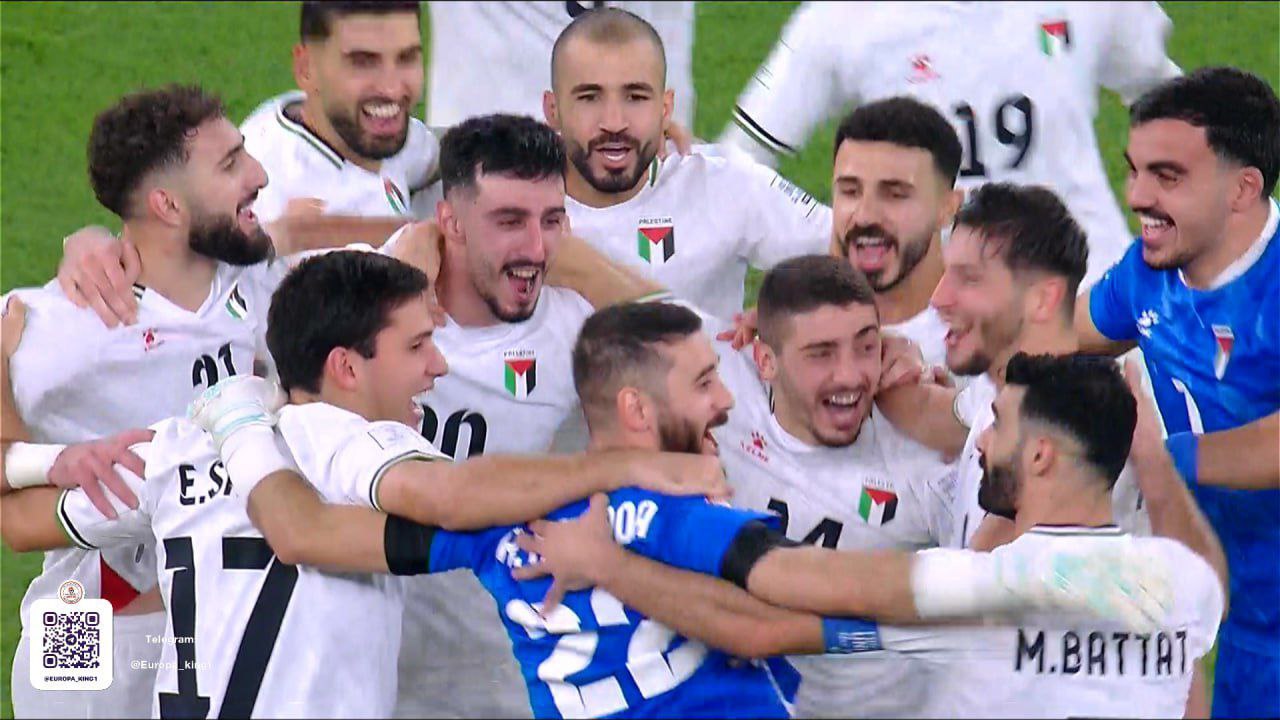 🔴لاعبو سوريا وفلسطين يحتفلون بالتأهل للدور المقبل بعد تعادلهما سلبياً.