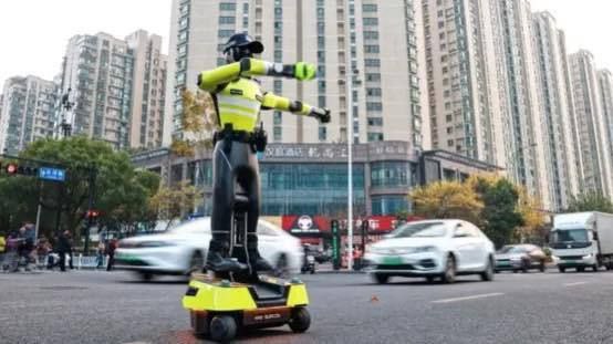 الصين تطلق أول روبوت بشري لإدارة المرور يحاكي حركات ضباط المرور البشريين ويمكنه اكتشاف وإعطاء المخالفات.