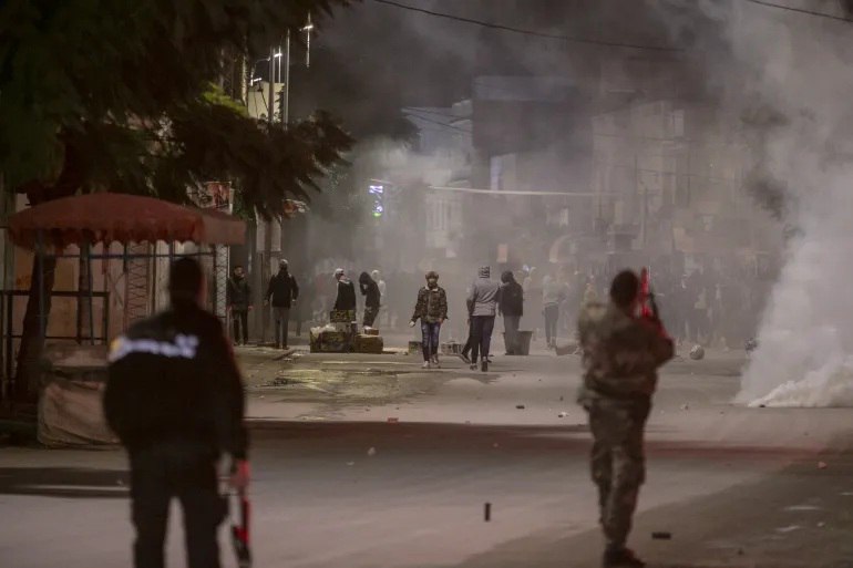 اشتباكات بين الشرطة التونسية ومحتجين في القيروان